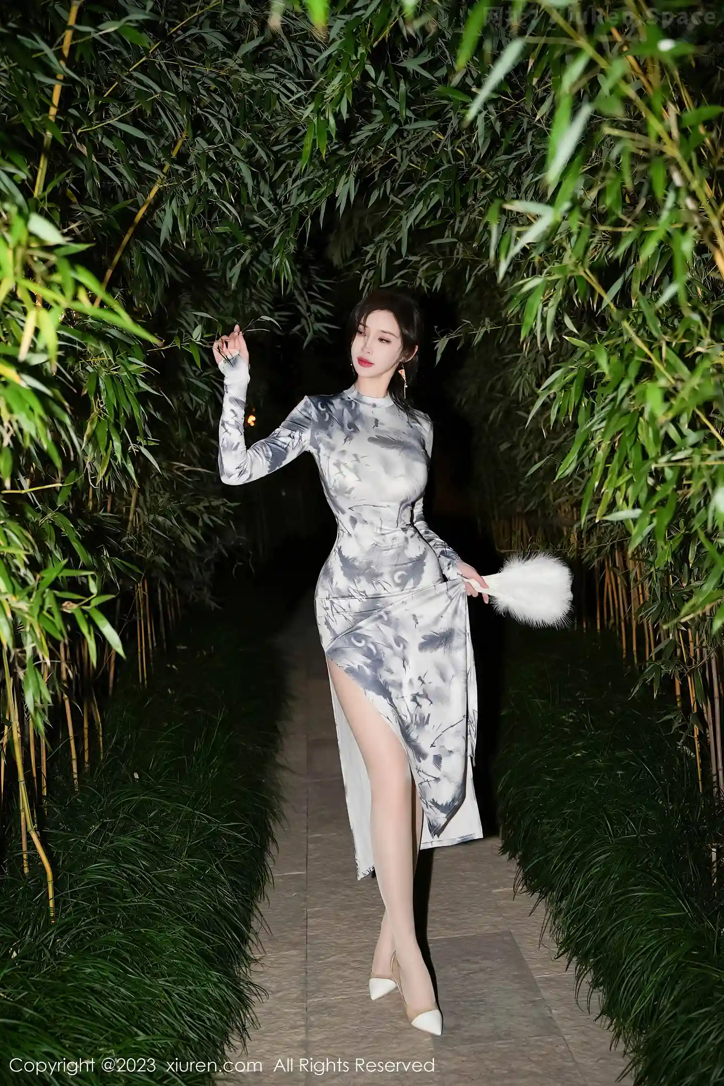 图片[4]-[XiuRen秀人网]VOL.7744 女神Carol周妍希户外性感长旗袍露白色内衣秀完美身材诱惑写真77P-秀人网官方网站